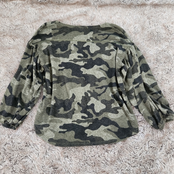 Moda Green Camouflage Balloon Sleeve Top Size Medium - Picture 6 of 7